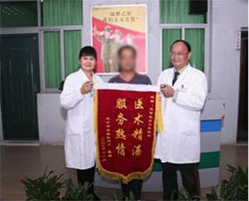爸爸拒绝女儿的亲近 只因乙肝小三阳会传染