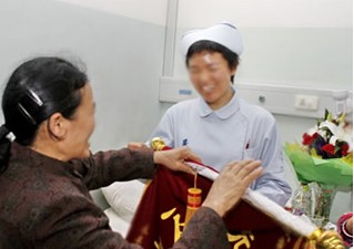 新疆乌鲁木齐汪女士肝硬化康复后为医院送牌匾